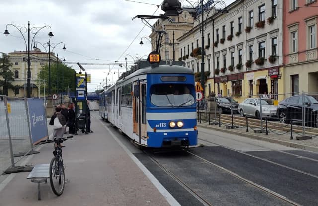 Jak dojechać do osiedla szkolnego w Krakowie? Najlepsze połączenia Jak dojechać do osiedla szkolnego w Krakowie? Najlepsze połączenia