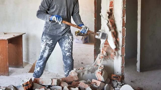 Ile kosztuje wyburzenie budynku gospodarczego? Sprawdź ukryte koszty Ile kosztuje wyburzenie budynku gospodarczego? Sprawdź ukryte koszty