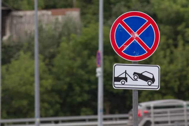 Kto stawia znaki drogowe na osiedlu i jak zgłosić ich brak? Kto stawia znaki drogowe na osiedlu i jak zgłosić ich brak?